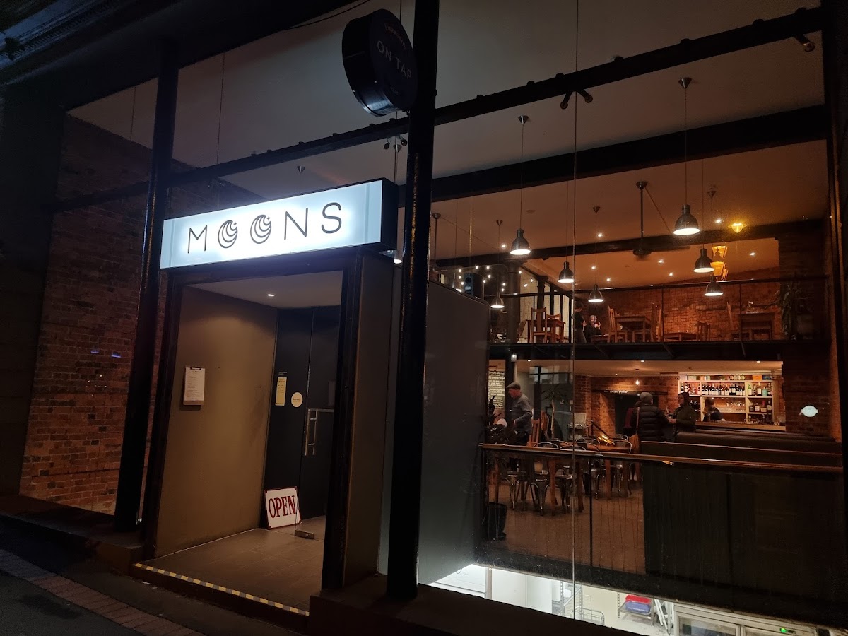 Moons Restaurant And Bar